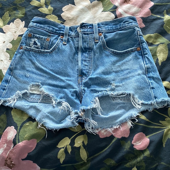 Levi’s 501 Shorts - Picture 1 of 4